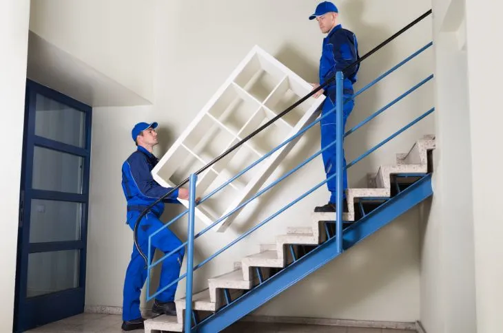 Umzugshelfer beim Umzug mit Regal Umzugshelfer beim Umzug mit Regal